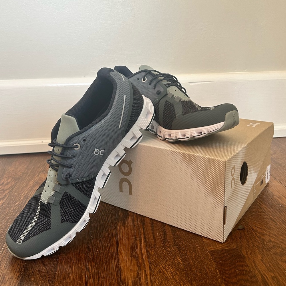 On Cloud Running Mens 2.0 size 9 Athletic Shoe